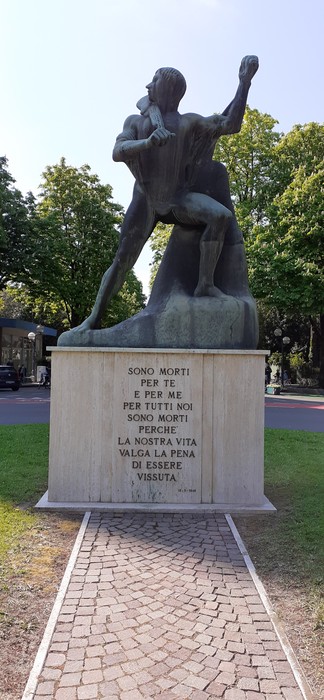 Monumento al Partigiano, simbolo di lotta e sacrificio per la libertà, con una figura che rappresenta la resistenza.