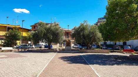 Monumento al 25 Aprile, un omaggio alla Liberazione, circondato da alberi e spazi pubblici.
