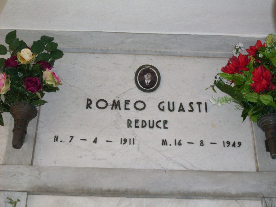 Sacrario dedicato ai caduti per la libertà a Rio Saliceto, con commemorazioni floreali.