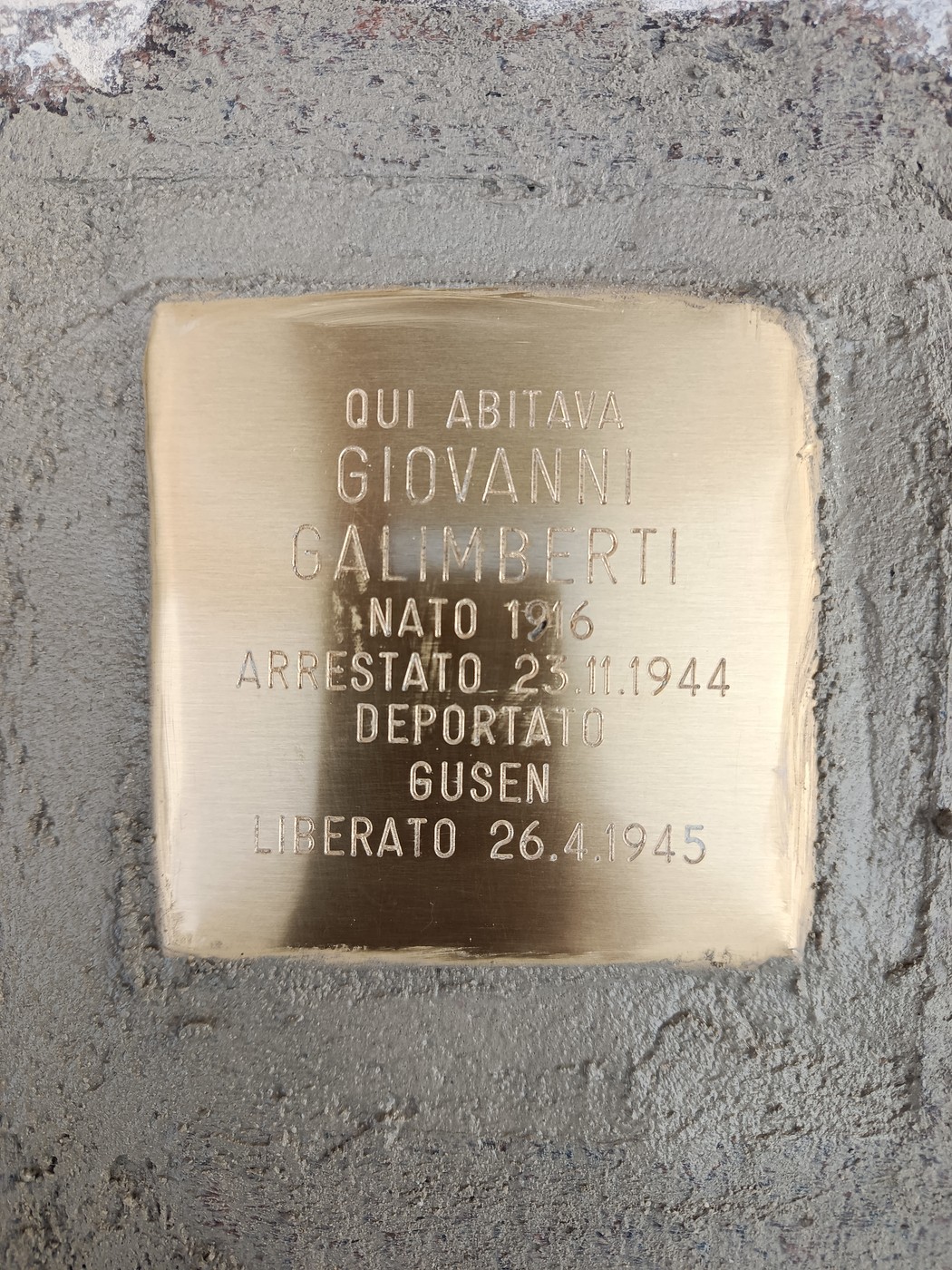 Pietra d'inciampo dedicata a Giovanni Galimberti, commemorativa della sua deportazione e liberazione.