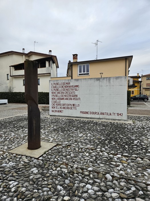 Monumento dedicato ai Caduti della Lotta di Liberazione e alle Vittime del nazifascismo, in un'area pubblica.