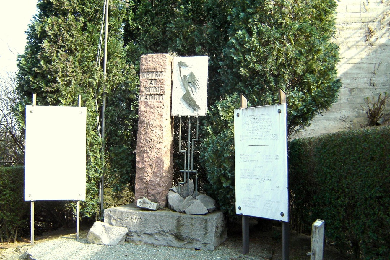 Lapide commemorativa dedicata ai caduti di Netro, con monumento e pannelli informativi.