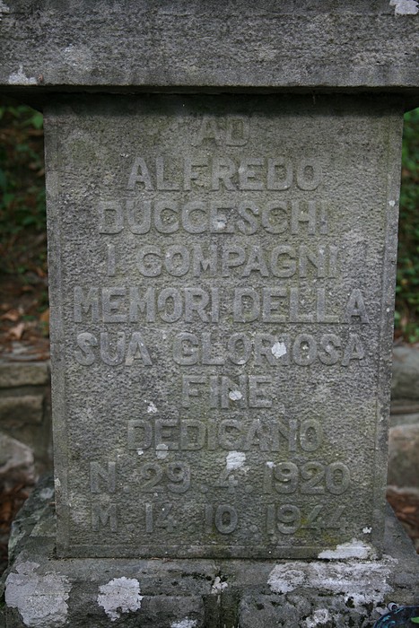 Tabernacolo commemorativo dedicato ad Alfredo Ducceschi e ai suoi compagni, risalente al 1920.