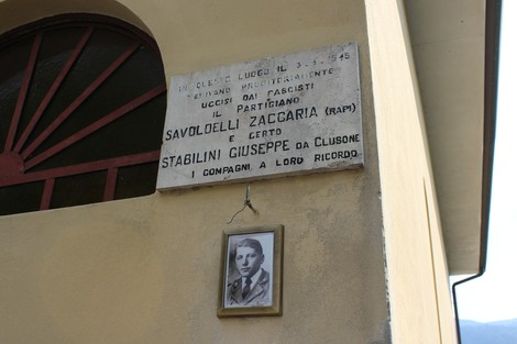 Lapide commemorativa dedicata a Savoldelli Zaccaria e Stabilini Giuseppe, con foto e iscrizioni storiche.