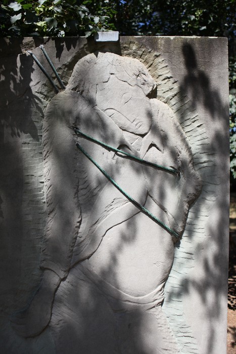 Monumento ai Martiri del Panaro, un'opera commemorativa caratterizzata da un rilievo scultoreo.