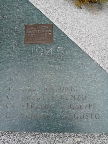 Monumento alla Resistenza, commemorazione di eroi e valori di libertà. Dettagli in pietra e dedica ai caduti.