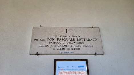 Lapide commemorativa a Don Pasquale Buttarazzi, parroco di Guadagnolo, deceduto nel 1986.