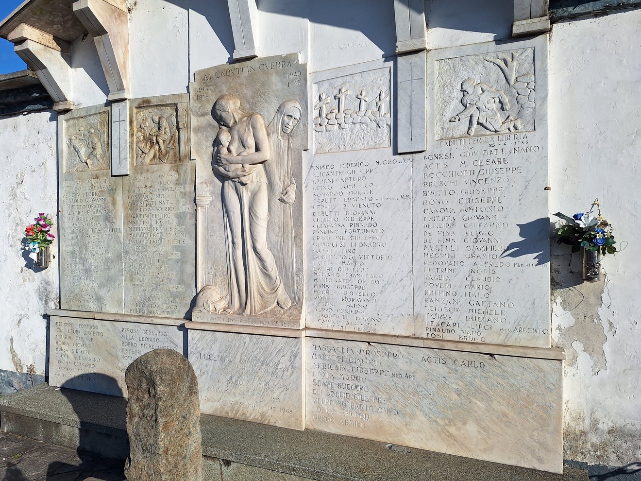 Monumento ai caduti di Lucento e Ceronda, con omaggio a soldati e sculture commemorative.