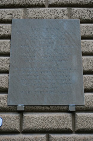 Lapidi commemorative del ventennale, incise su pietra, in memoria di eventi storici significativi.