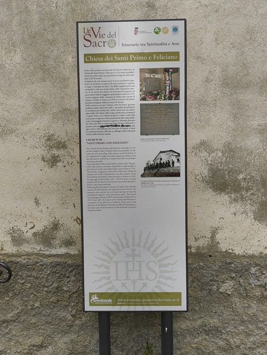 Insegna informativa sull'Oratorio di Vallucciole, un luogo di culto immerso nella natura.