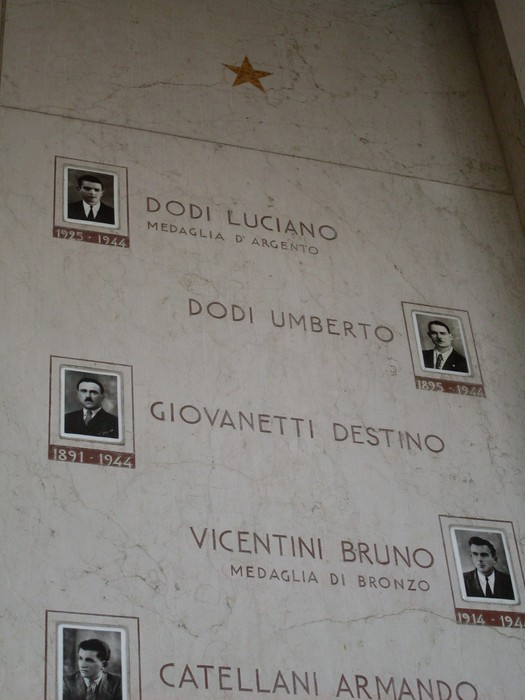 Sacrario della Resistenza di Correggio, omaggio ai caduti con nomi e immagini di eroi della Resistenza.