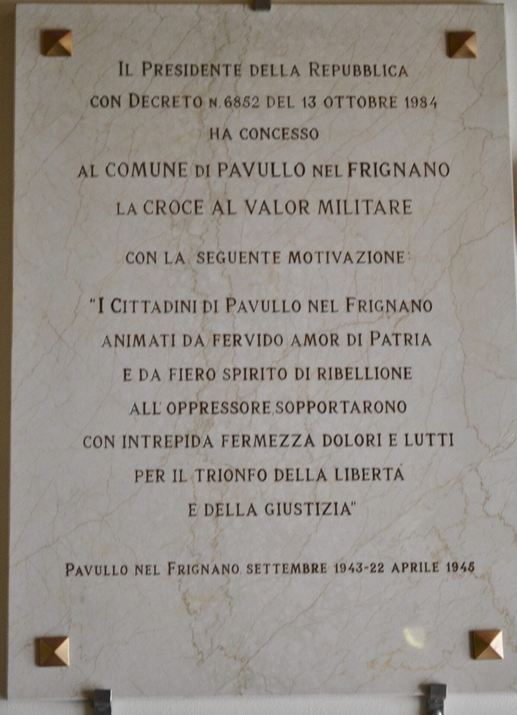 Lapide commemorativa dedicata alla Croce al Valor Militare per il Comune di Pavullo nel Frignano.