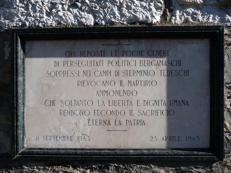 Lapide commemorativa in memoria dei perseguitati politici bergamaschi durante il periodo del regime nazista.