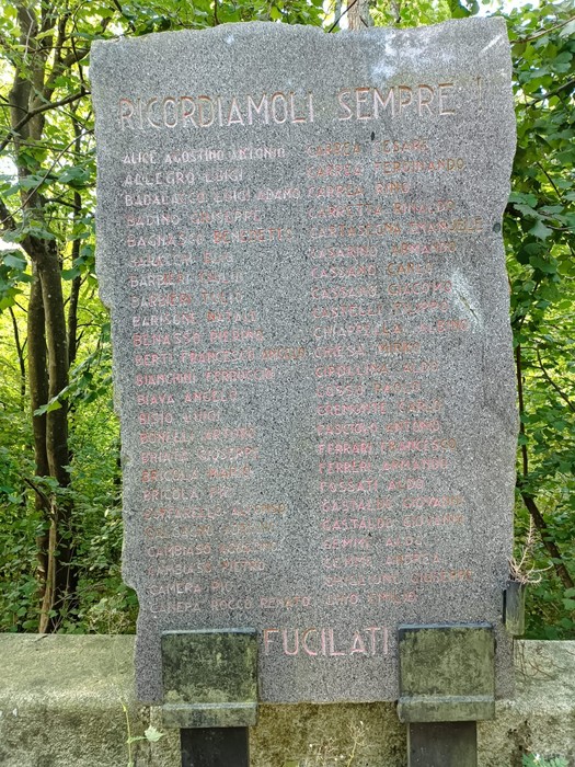 Memoriale dedicato ai caduti della Benedicta, con un elenco di nomi incisi su una stele di pietra.