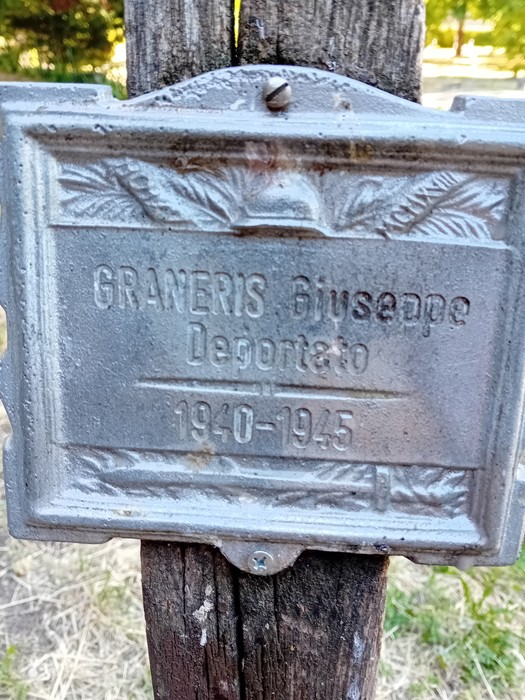 Targa commemorativa in metallo nel "Parco della Rimembranza", dedicata a Giuseppe Graneris, deportato 1940-1945.