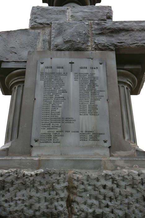 Monumento ai caduti di Montepiano, commemorazione dei soldati in guerra, con iscrizioni sulle vittime.