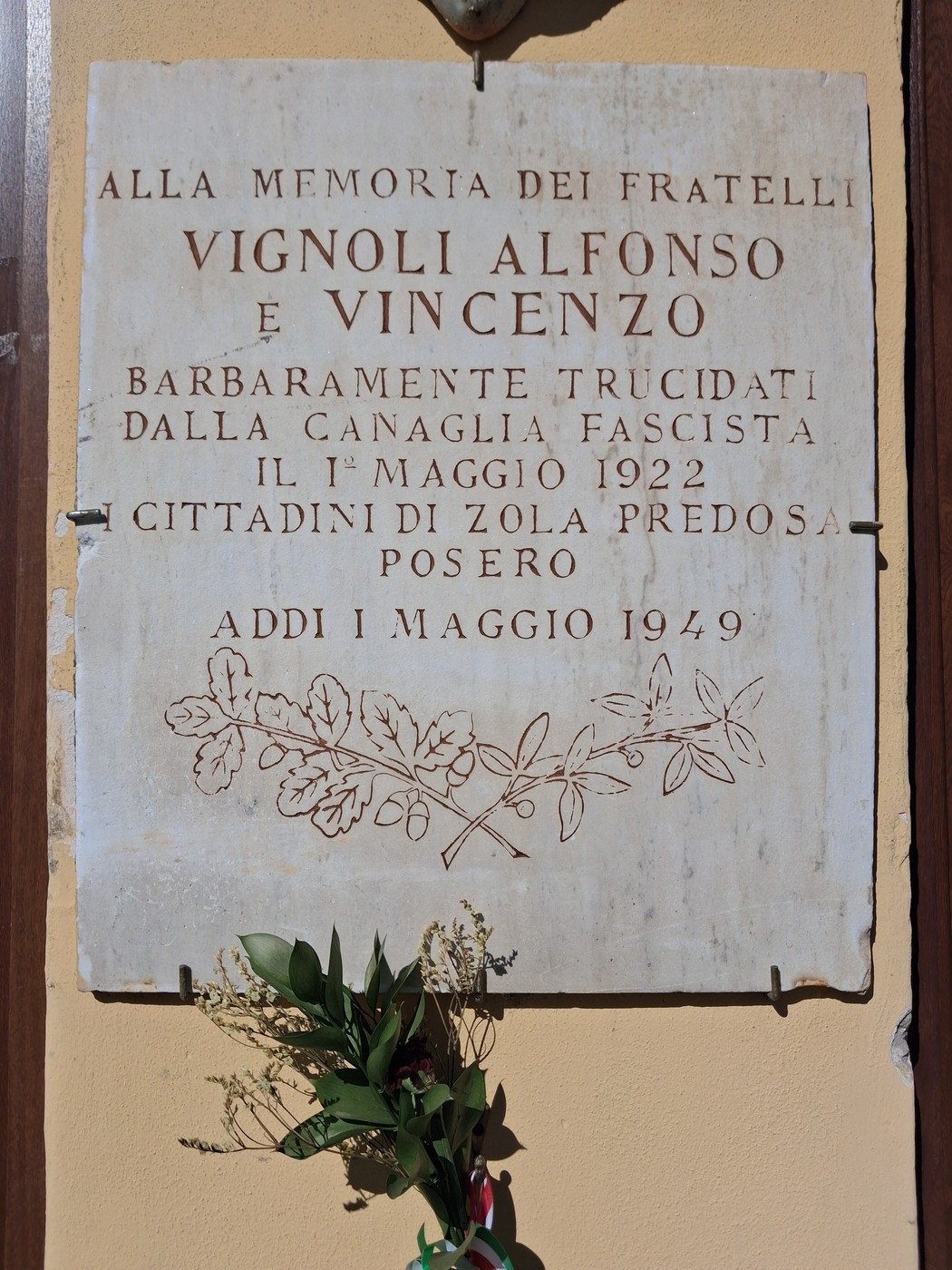 Lapide commemorativa dedicata ai fratelli Vignoli, vittime del fascismo il 1° maggio 1922.