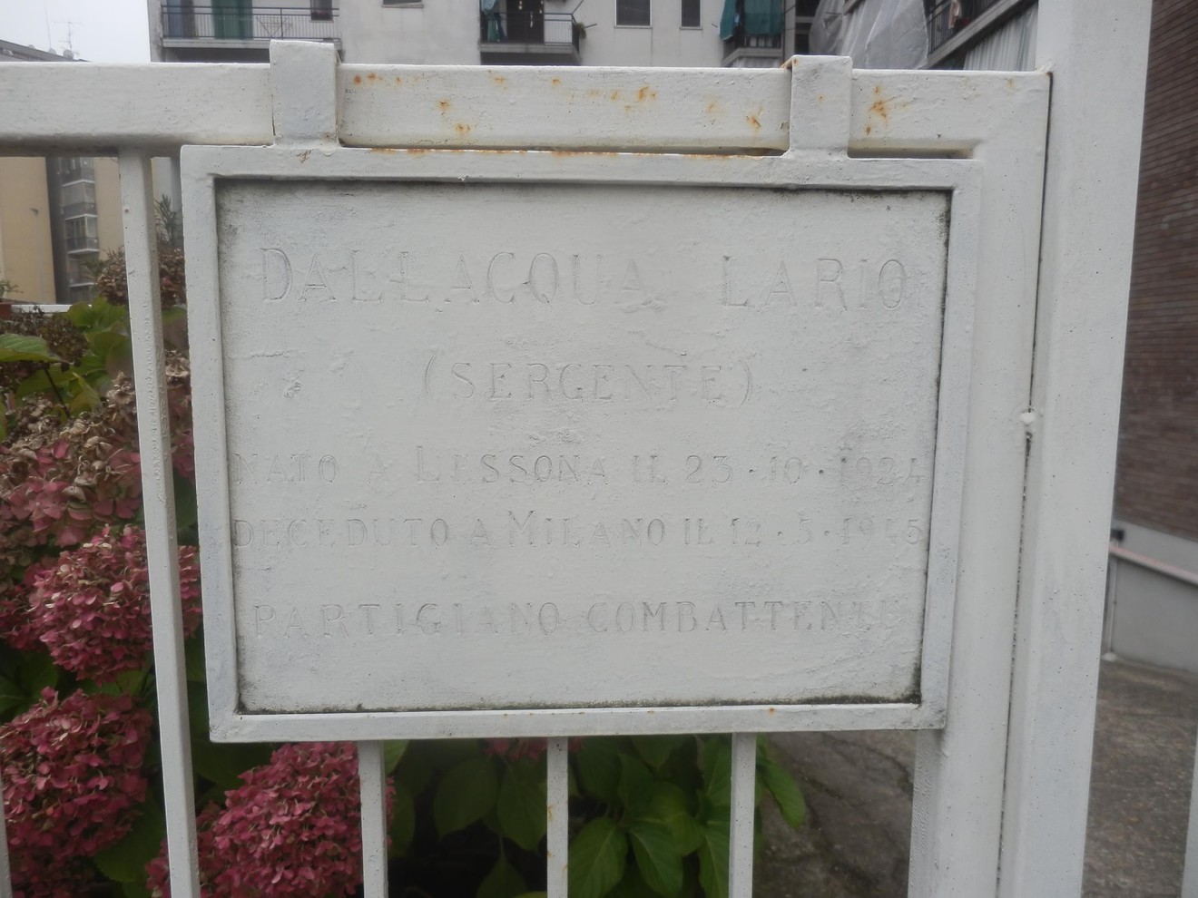Lapide commemorativa a Dallacqua, sergente, in onore dei combattenti della Prima Guerra Mondiale.