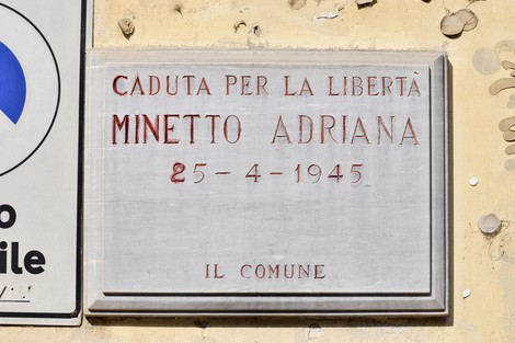 Lapide commemorativa per Adriana Minetto, caduta per la libertà il 25 aprile 1945.