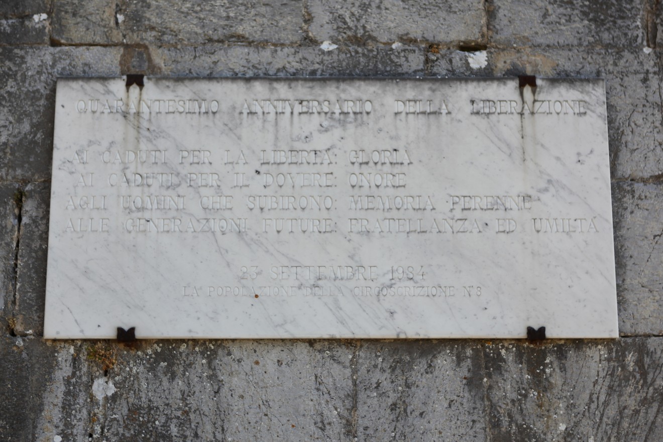 Lapide commemorativa del quarantennale della Liberazione, onore ai caduti per la libertà e la memoria.