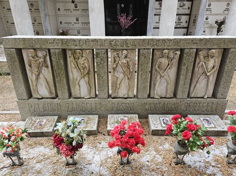 Sacrario ai Caduti per la Libertà, con monumento e fiori commemorativi in un ambiente sereno.