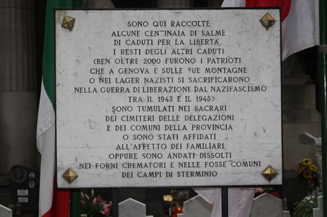 Tombe perpetue dedicate ai caduti per la Libertà, con iscrizioni commemorative e simboli nazionali.