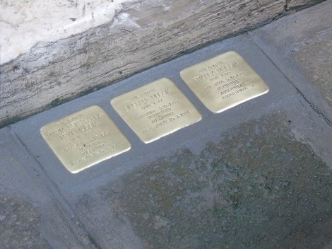 Pietre d'inciampo dedicate alla famiglia Muggia - Levi, installate nel pavimento per ricordare la loro storia.