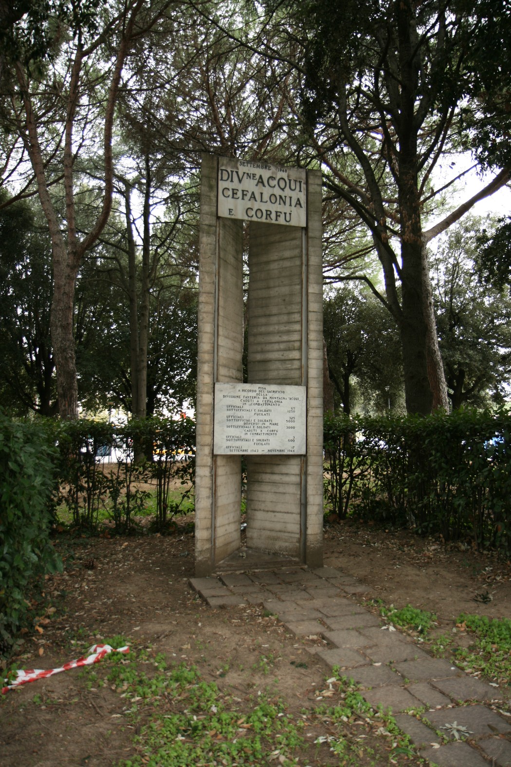 Monumento ai caduti della Divisione Acqui, situato in un'area verde, commemorativo e suggestivo.