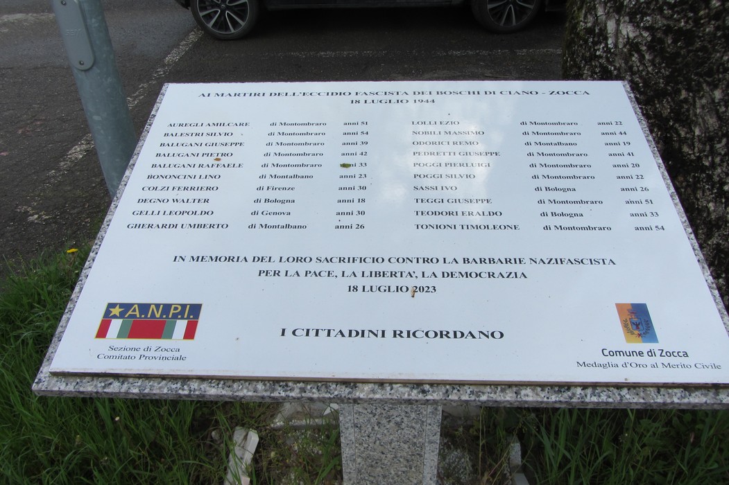 Stele commemorativa dedicata ai martiri dei Boschi di Ciano, con nomi e date di caduta.