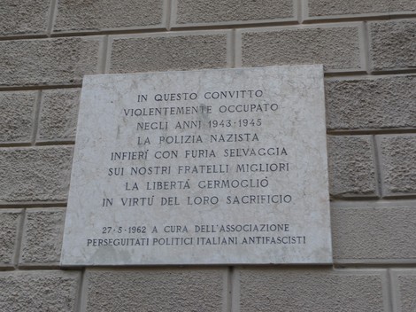 Lapide commemorativa in memoria delle vittime della torture al Convitto Baroni, periodo 1943-1945.