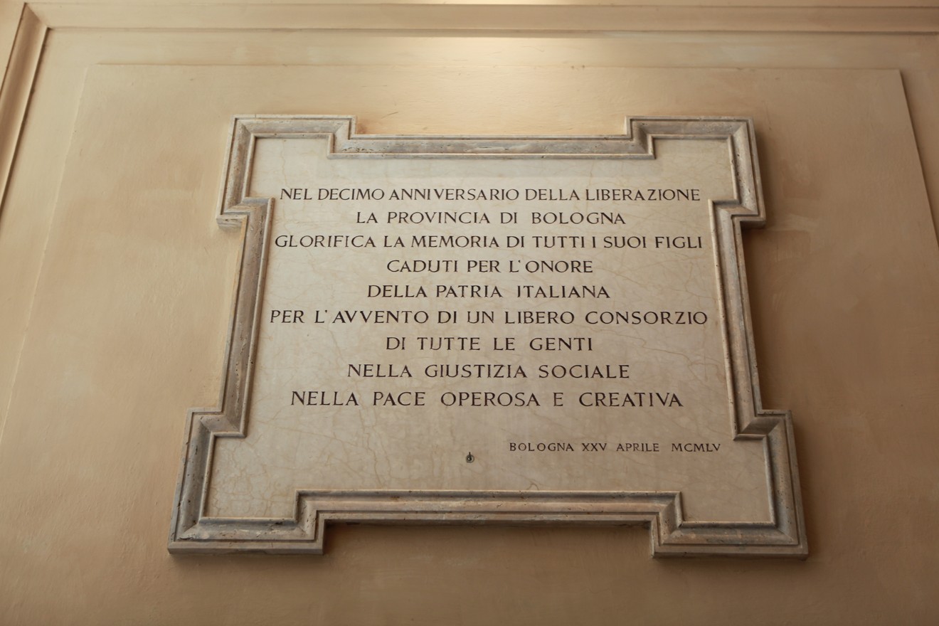 Lapide commemorativa per il decennale della liberazione, dedicata ai caduti per la patria italiana.