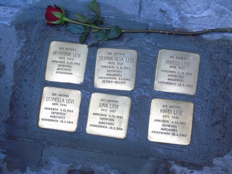 Pietre d'inciampo dedicate alla famiglia Levi - Grassini, commemorano le vittime dell'Olocausto.