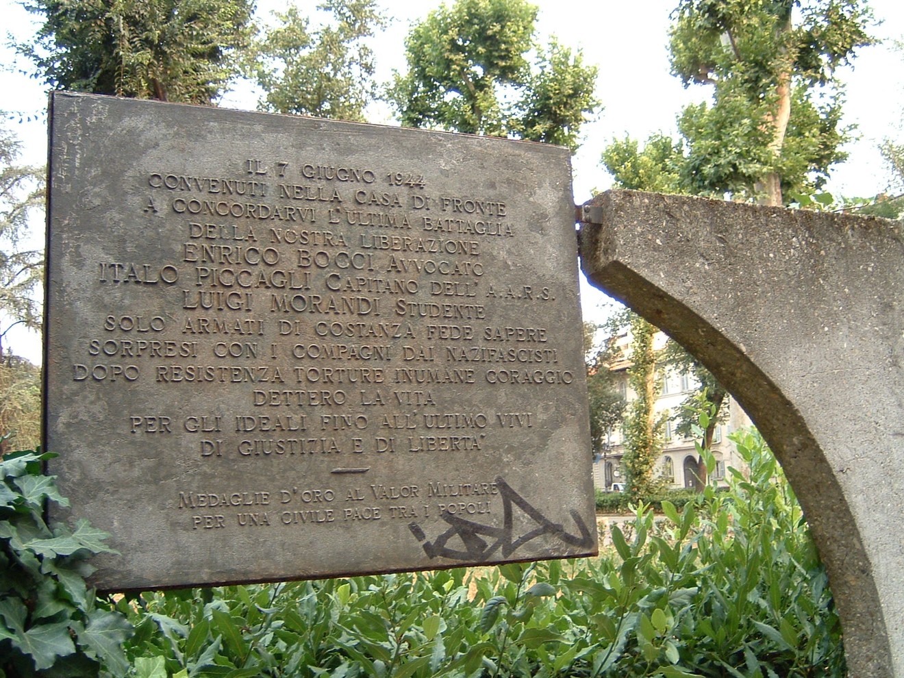 Monumento dedicato a Radio Cora, simbolo di resistenza e libertà durante il periodo della Resistenza italiana.