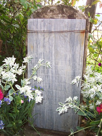 Monumento ai caduti di Terranieri, circondato da fiori, in memoria dei sacrifici per la patria.