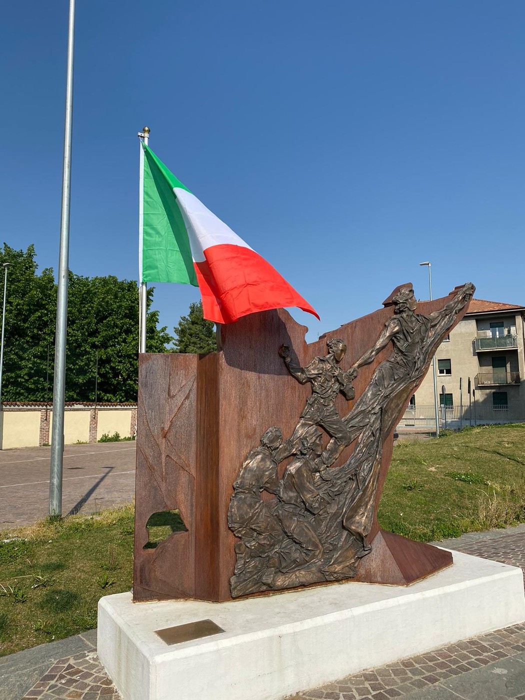 Monumento alla Resistenza a Cesano Boscone, simbolo di libertà e memoria storica.