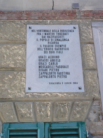 Lapide commemorativa ai caduti della Resistenza, onora i martiri di Sinalunga.