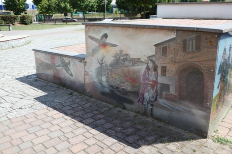 Murali del parco della Liberazione, opere d'arte che rappresentano scene storiche e momenti significativi.