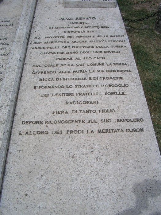 Sepolcro di Magi e Tassi, memoriale che celebra i patrioti e la loro dedizione alla patria.