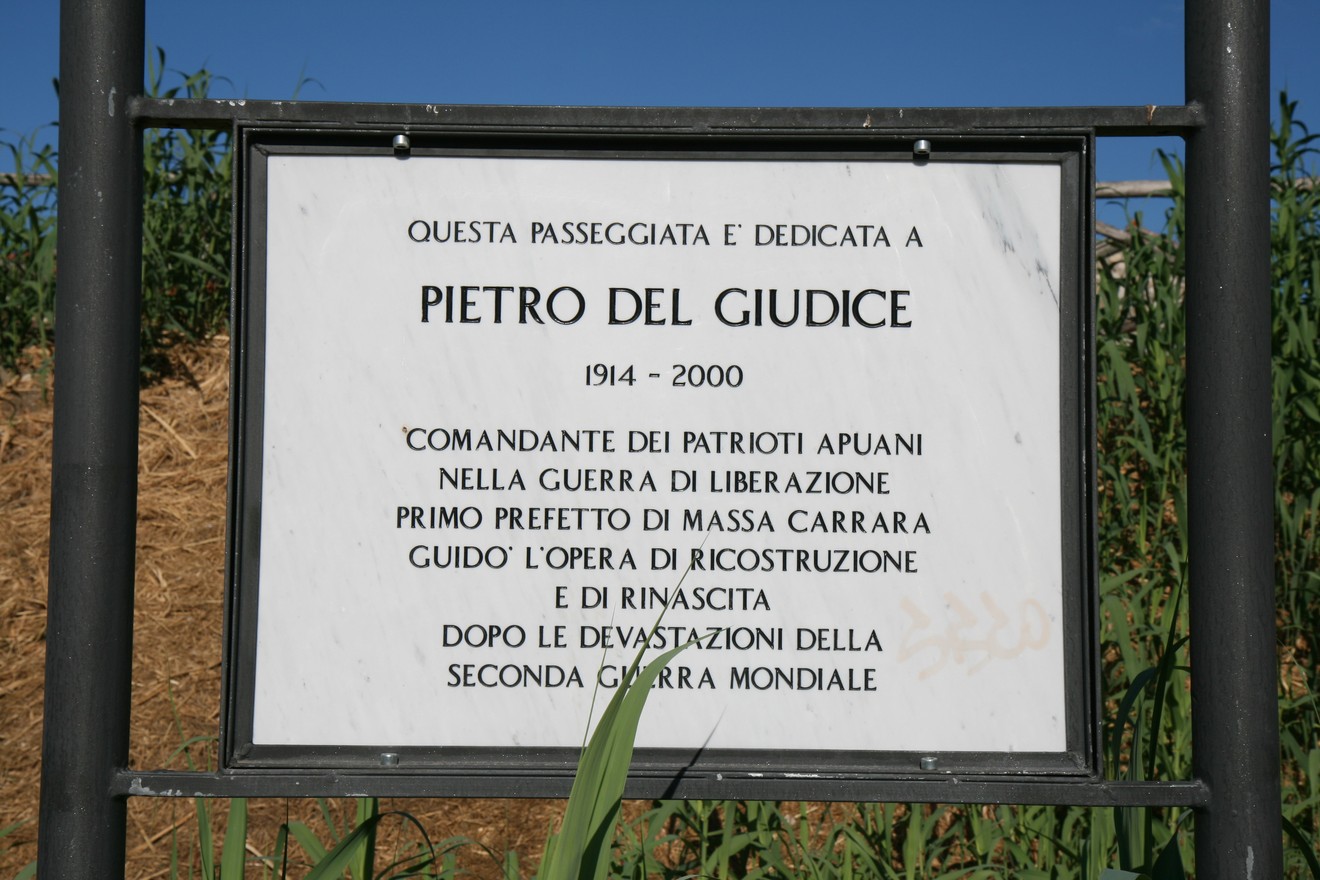 Dedica a Pietro Del Giudice, comandante dei Patrioti Apuani e figura chiave nella ricostruzione post-bellica.