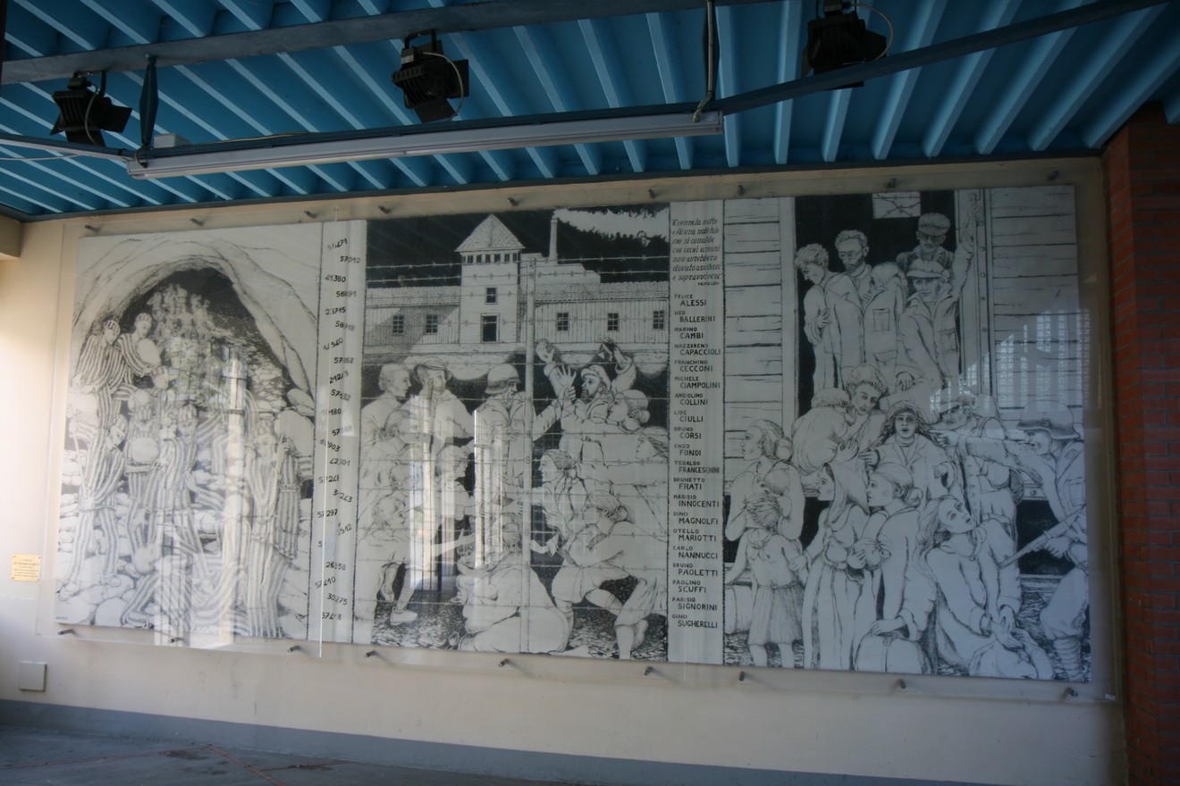 Murale che commemora i deportati, rappresentando scene di sofferenza e resistenza storica.