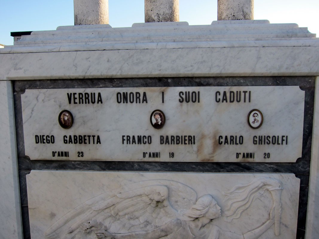 Sacrario dedicato ai caduti Diego Gabbetta, Franco Barbieri e Carlo Ghisolfi, commemorando il loro sacrificio.