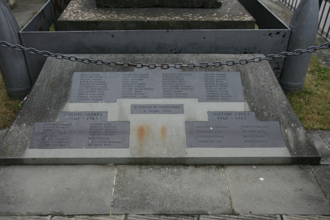 Monumento dedicato ai caduti, con placche commemorative in ricordo delle vittime di guerre.