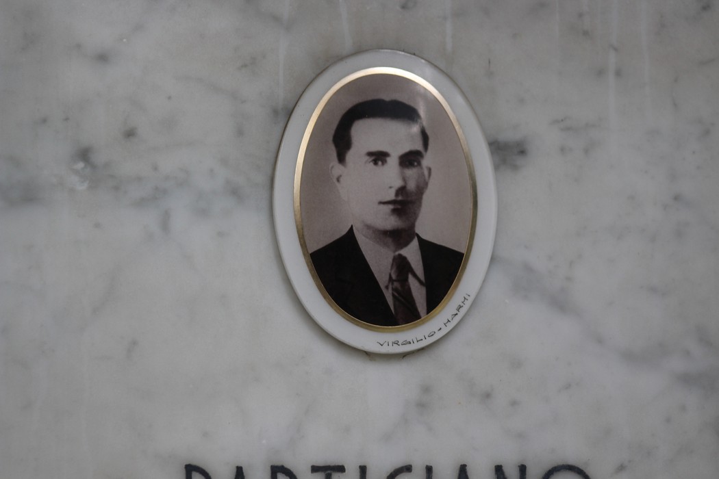 Ritratto di un partigiano su marmo commemorativo nel Sacrario dei caduti per la Liberazione.