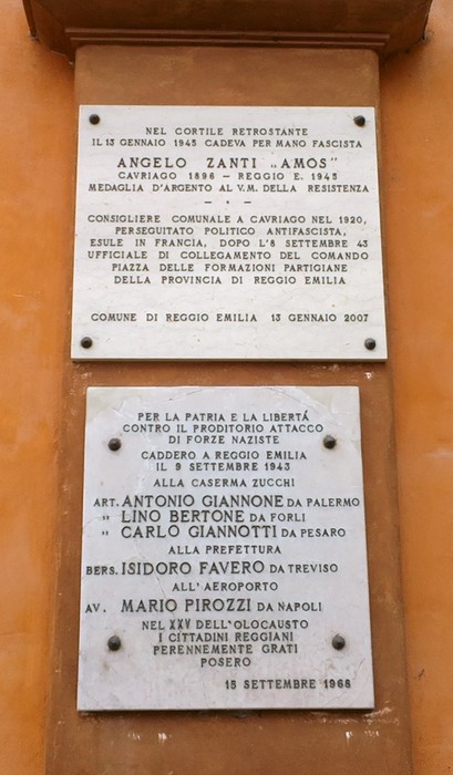 Lapidi commemorative nel cortile di Zanti, ricordano eroi e martiri della Resistenza e della libertà.