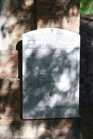 Vecchi sepolcri nel cimitero di San Martino, simboli di memoria storica e serenità.