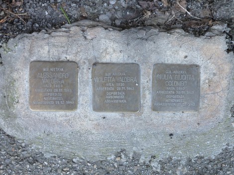 Pietra d'inciampo dedicata alla famiglia Valobra-Colombo, a memoria delle loro vite e persecuzioni.