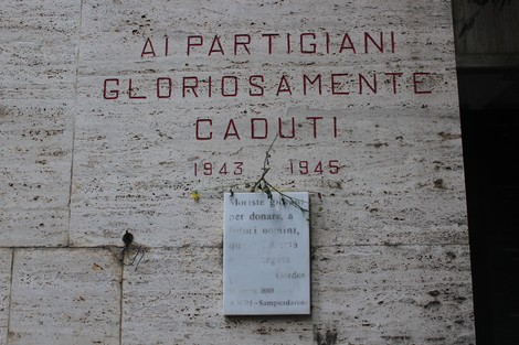 Sacrario dei Partigiani di Sampierdarena, commemorazione ai caduti dal 1943 al 1945 con un messaggio di gratitudine.