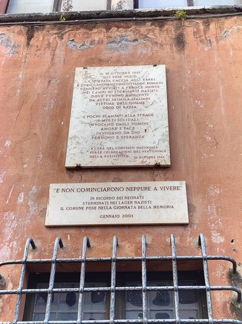 Lapidi commemorative dedicate alle vittime della deportazione e sterminio degli ebrei. Memoria storica e riflessione.