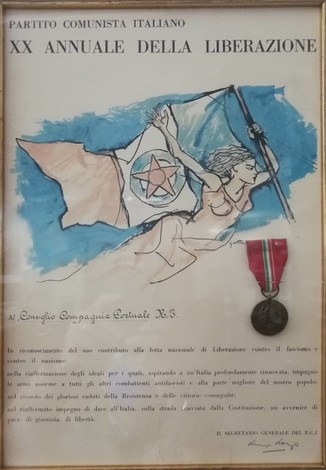 Targa commemorativa con illustrazione di donna che brandisce una bandiera, dedicata ai caduti per la libertà.