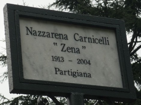 Targa commemorativa di Nazzarena Carnicelli, partigiana, con date e nome in ricordo della sua vita.